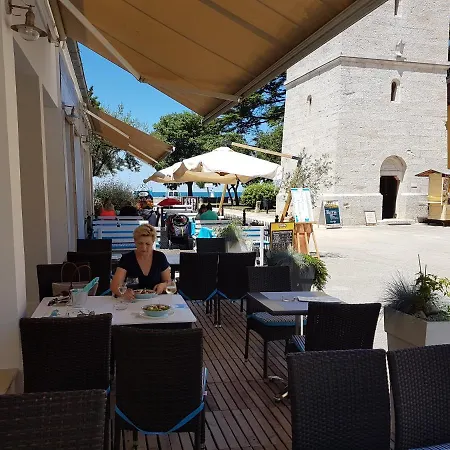 Lora Deluxe Superior 5 Star Apartment, Your Piece Of Heaven By The Sea & Park With Sea & Park View * Novigrad (Istria)